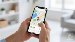 Persoon navigeert met Google Maps op een smartphone.