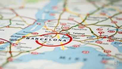 Kalender met rode cirkels rond reisdata, met een kaart van Barcelona op de achtergrond.