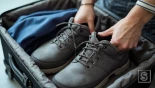 Comfortabele wandelschoenen worden ingepakt voor een vliegreis.