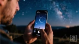 Iemand die een app op zijn smartphone gebruikt om sterrenfotografie te plannen.