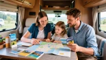 Familie die een camperreis plant en kaarten en reisgidsen bekijkt.