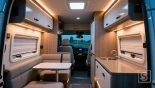Interieur van een camperbus met LED-verlichting ingeschakeld, die de verlichting laat zien.