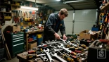 Een rommelige garage vol gereedschap