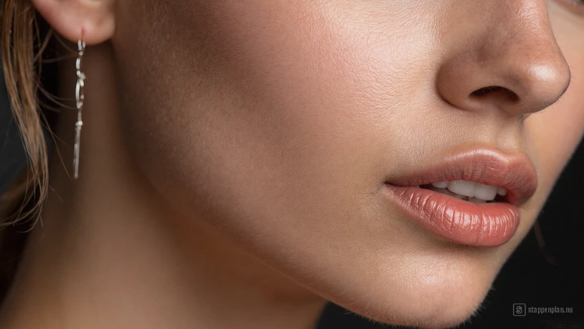 Close-up van een kin met een zichtbaar haartje.