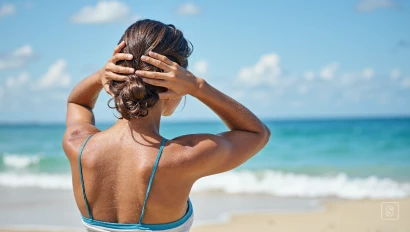 Persoon die haar haar uitspoelt met een draagbare douche.