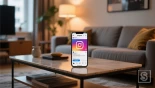 Smartphone met Instagram op salontafel