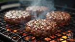 Burgers grillen op een houtskoolgrill.