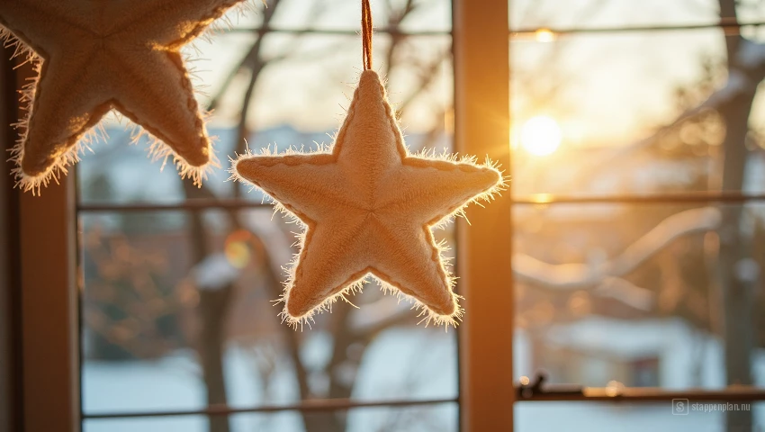 Viltdecoratie hangt bij het raam en vangt het zonlicht.