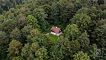 Luchtfoto van een huis in het bos.