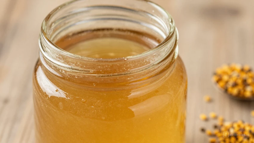 Pot lokale honing, pollen zichtbaar.